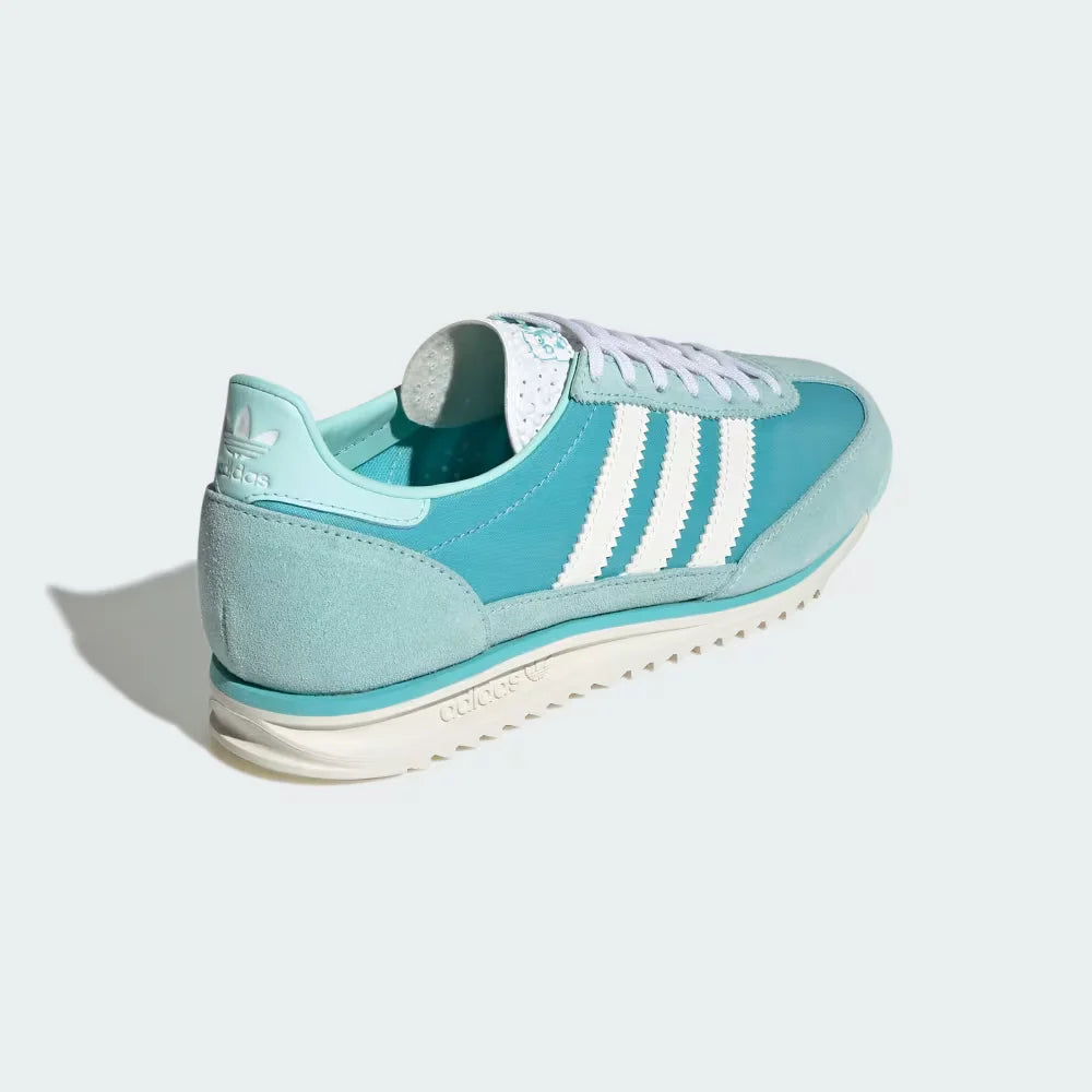 Focusing on the Semi Flash Aqua heel tab and the streamlined EVA midsole wedge.