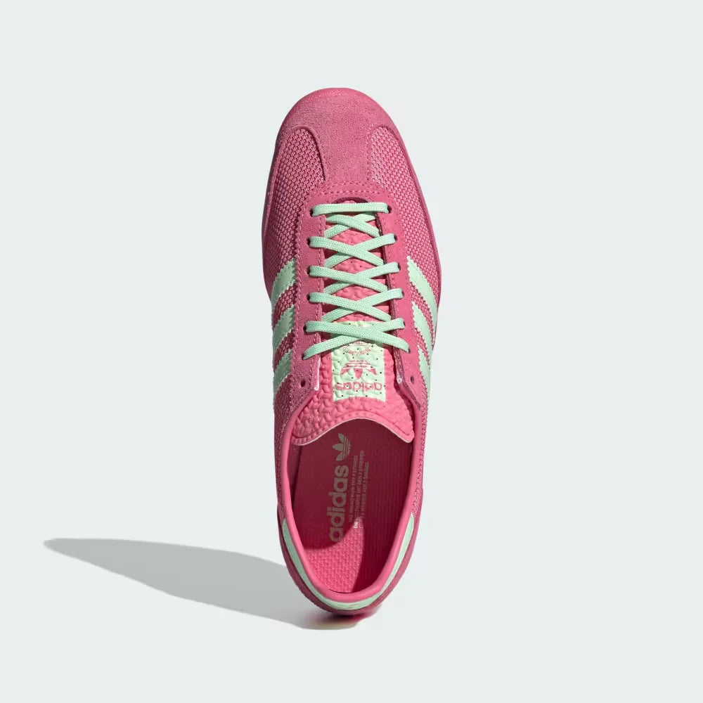 Looking down at the symmetrical lacing system and the contrast "Off White" tongue detailing.