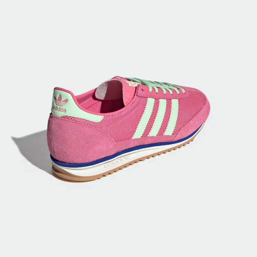 Focusing on the Semi Green Spark heel tab and the streamlined EVA midsole wedge.