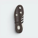 Displays the historic herringbone outsole pattern with its large technical holes, engineered for unreal vintage grip.