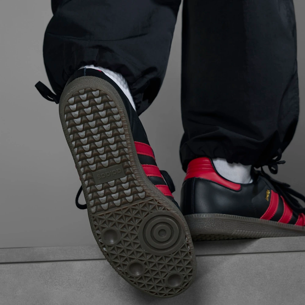 The classic hexagonal Samba traction pattern on the durable gum rubber sole.