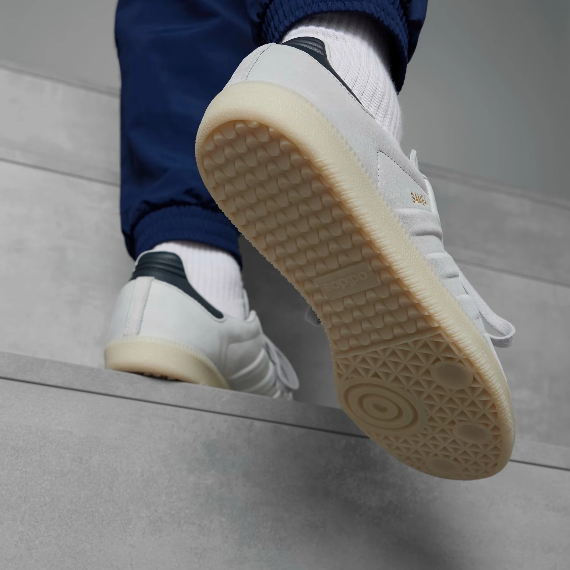 Displays the classic pivot-point geometric traction pattern of the gum rubber outsole, engineered for unreal everyday multi-surface street grip.