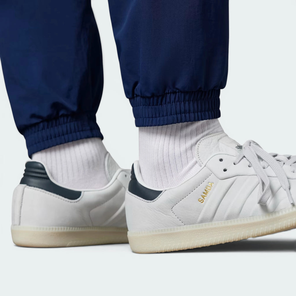 Highlights the "unreal" classic finish of the vintage gum rubber wall and its stable, robust bonding to the premium grey upper.