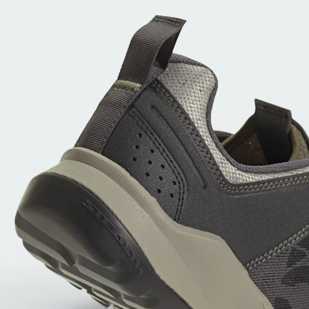 Highlights the "unreal" clean finish where the high-friction trail rubber base bonds securely to the shock-absorbing compression-molded EVA midsole carrier.