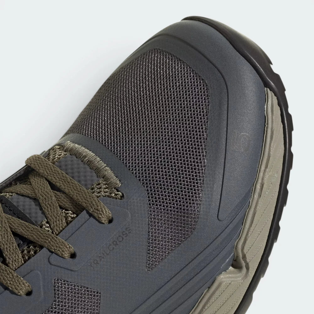 Details the premium seamless bonding lines wrapping the reinforced front toe cap protection matrix and the precision tracking of the lacing loops.