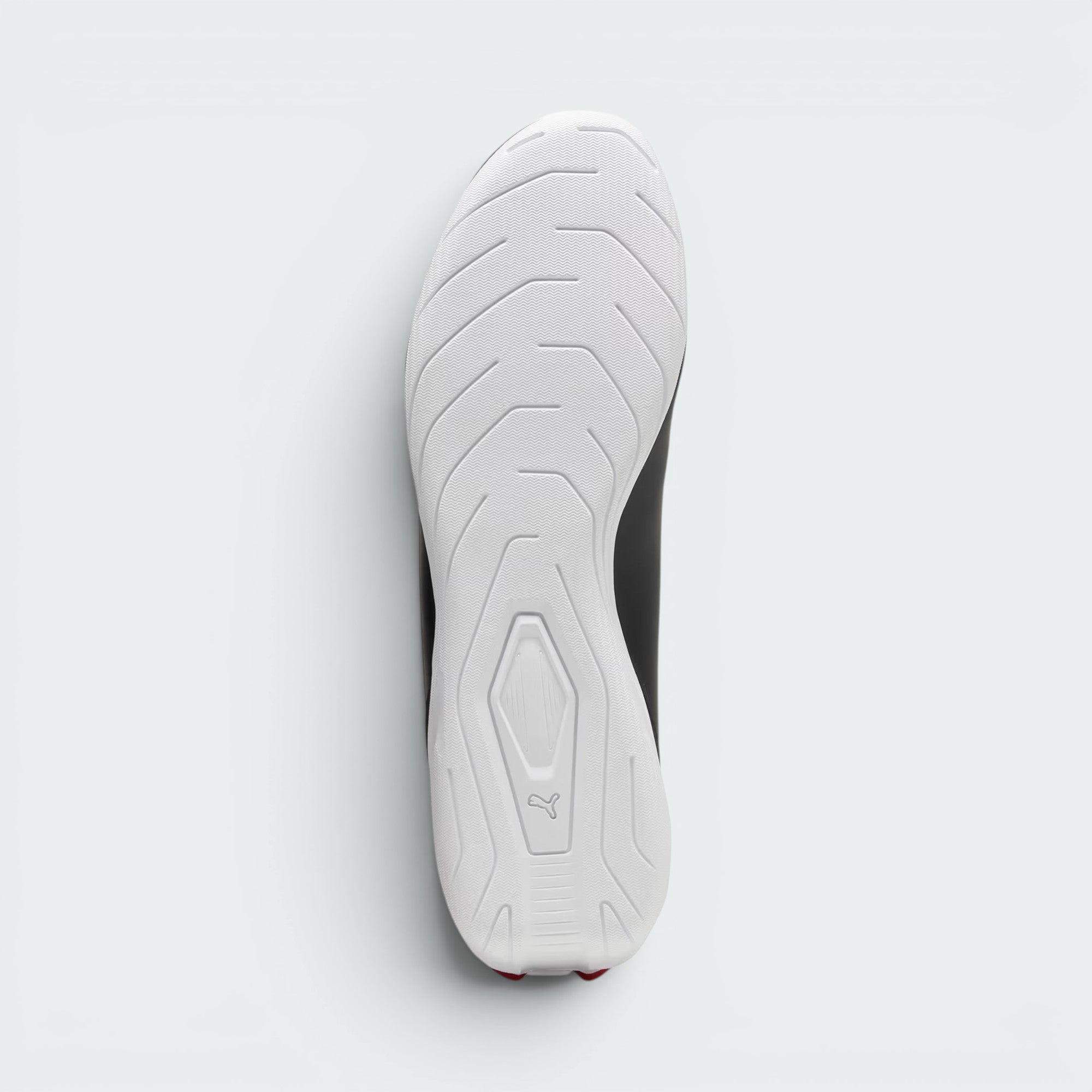 Displays the technical rubber tread designed for unreal multi-surface grip.