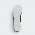 Displays the technical rubber tread designed for unreal multi-surface grip.