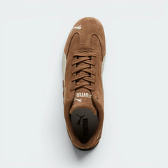 Focuses on the locked-in lacing system and the professional finish of the perforated vamp.