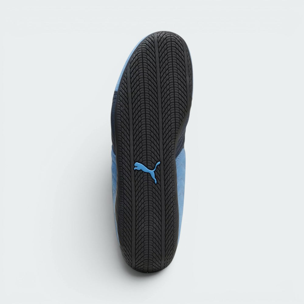 Displays the technical tire-tread inspired rubber designed for unreal multi-surface traction.