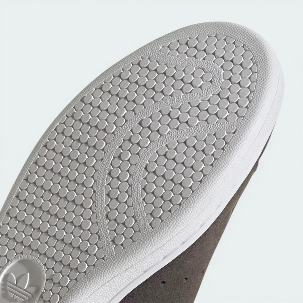 Zoom of the white outsole and tennis grip