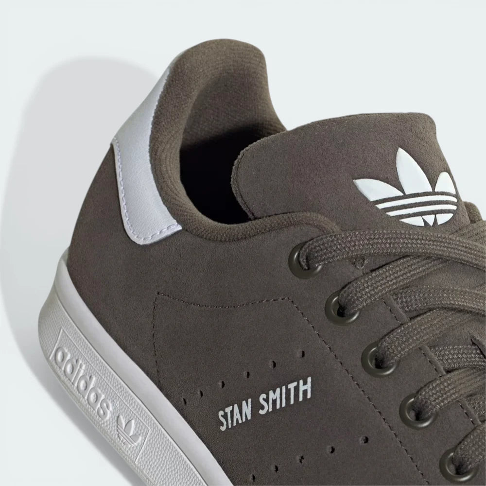 Zoom Looking at the Outsole and Midsole: Highlighting the seamless bond between the olive upper and the durable white rubber cupsole.