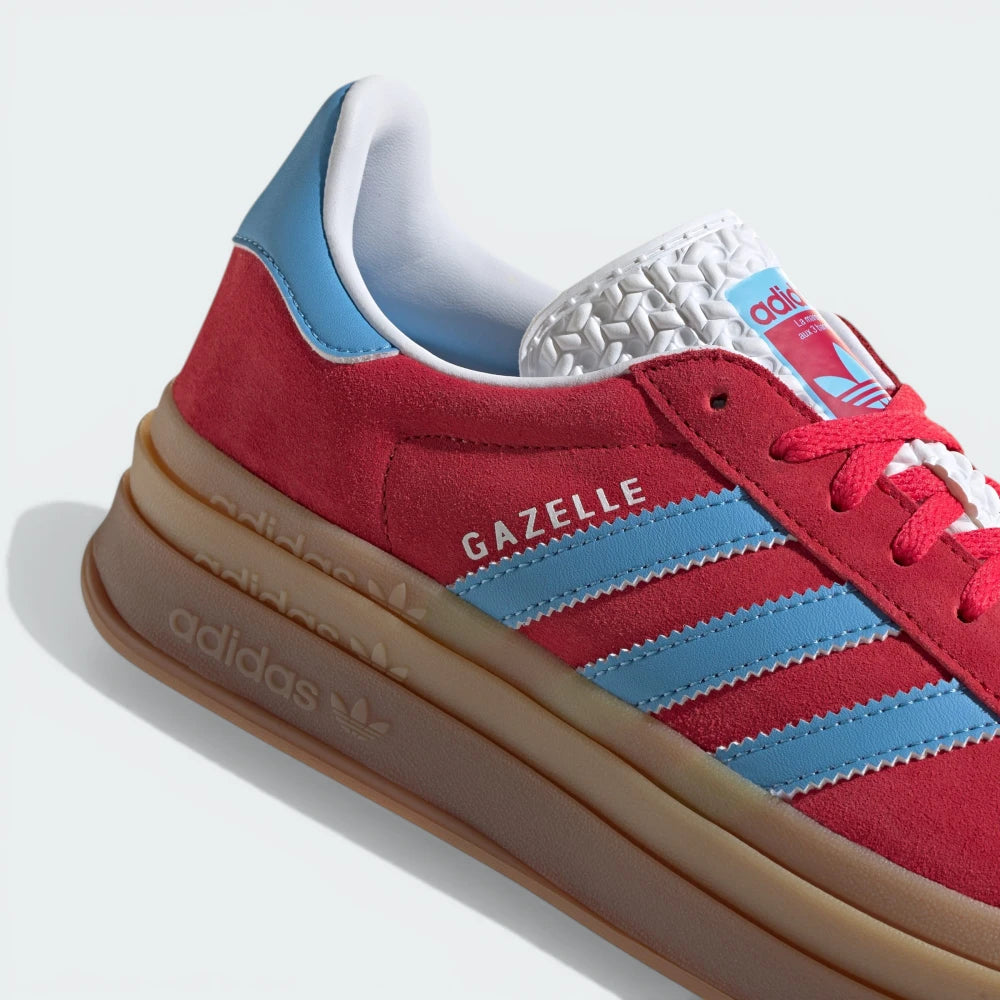 Highlighting the distinct "triple-decker" rubber layers and the gold foil detailing.