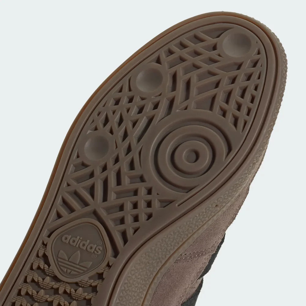 Highlighting the textured nature of the gum rubber and the high-quality synthetic lining at the collar.