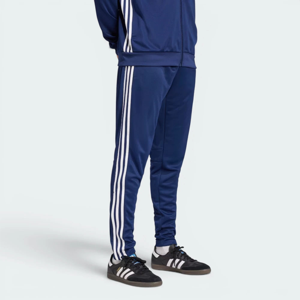 Focuses on the contoured shape of the lower leg panels, tailored cleanly to wrap the calves securely above your training cleats or running shoes.