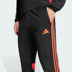 Zoom looking at the side zip pockets and hardware, highlighting the precision stitching and durable zipper.
