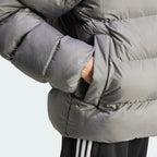 Detail zoom looking at the waist showing the hand in the insulated pocket