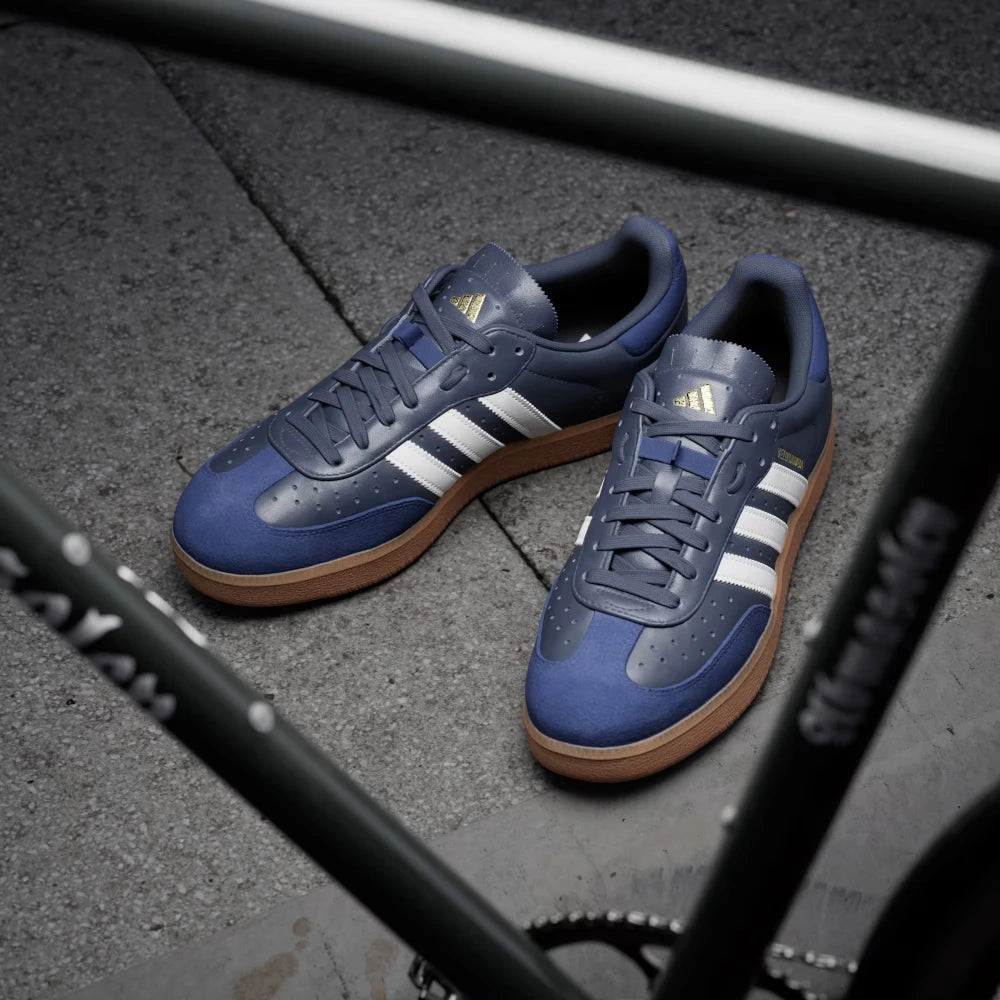 Focuses on the locked-in lace closure layout, displaying the exact placement of the elastic lace bungee crossing the dark navy tongue.