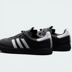 Focuses on the contoured shape of the black heel tab and the clean finish of the low-profile rubberized sole casing.