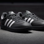 Highlights the "unreal" robust finish where the synthetic walk-pad walls bond securely to the black upper canvas around the cleat tracks.