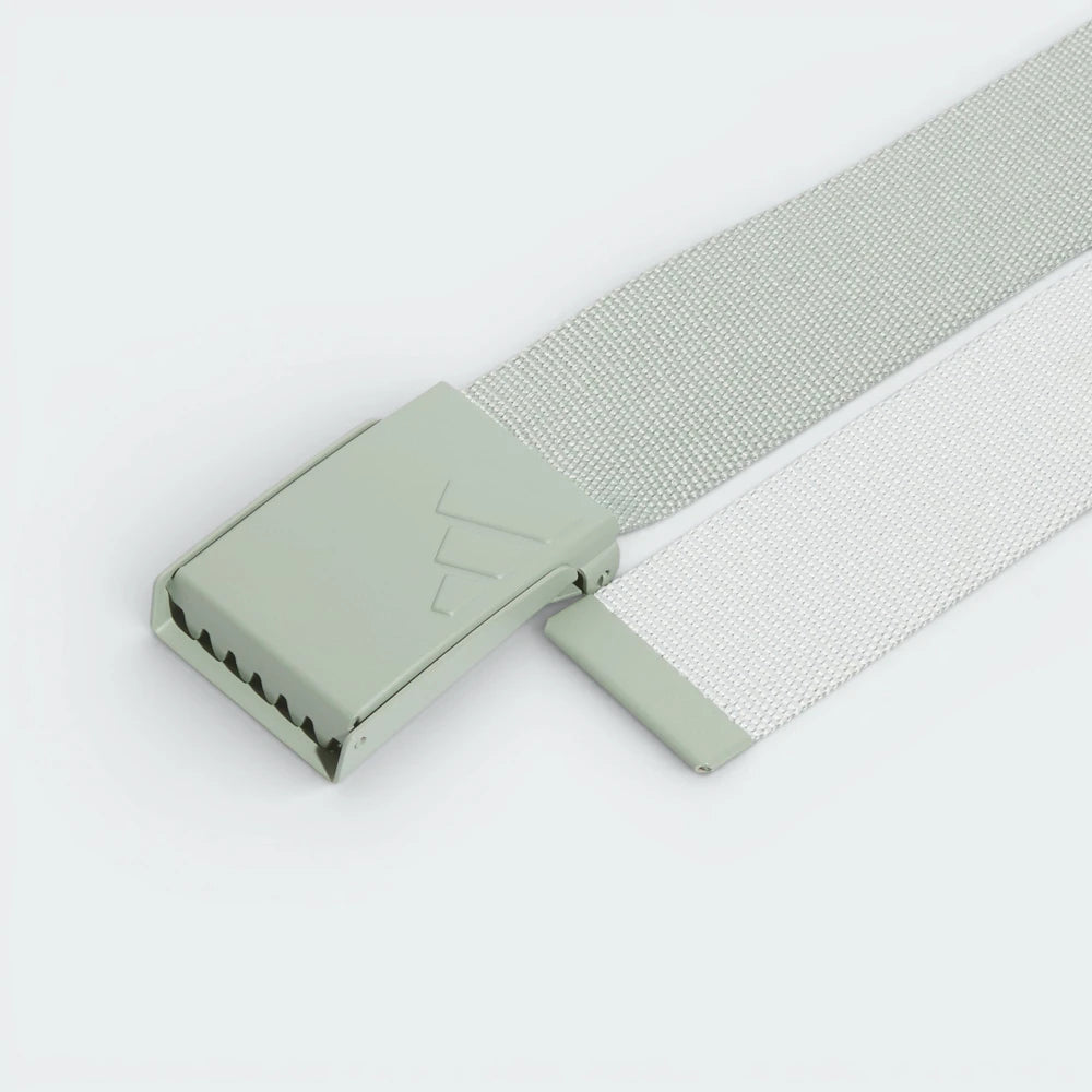 Focuses on the clean-cut finish and the professional stitching of the 100% recycled polyester.