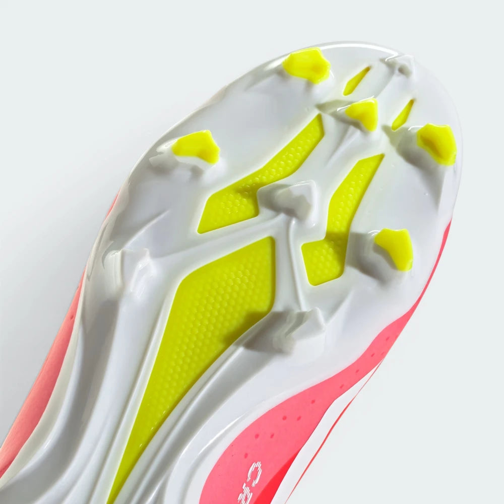 Highlights the "unreal" low-weight chassis design and the stable integration of the responsive forefoot studs.