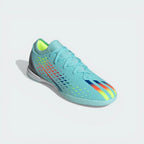 Emphasising the high-contrast aqua and yellow colour blocking and the external heel lock.