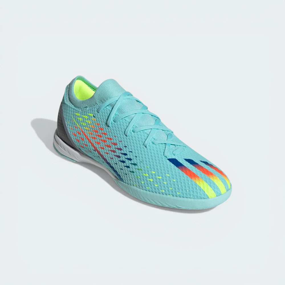 Emphasising the high-contrast aqua and yellow colour blocking and the external heel lock.