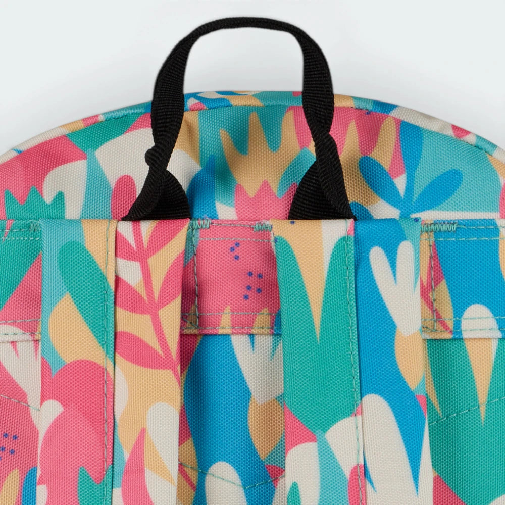 Focuses on the padded back panel and the professional grab handle.