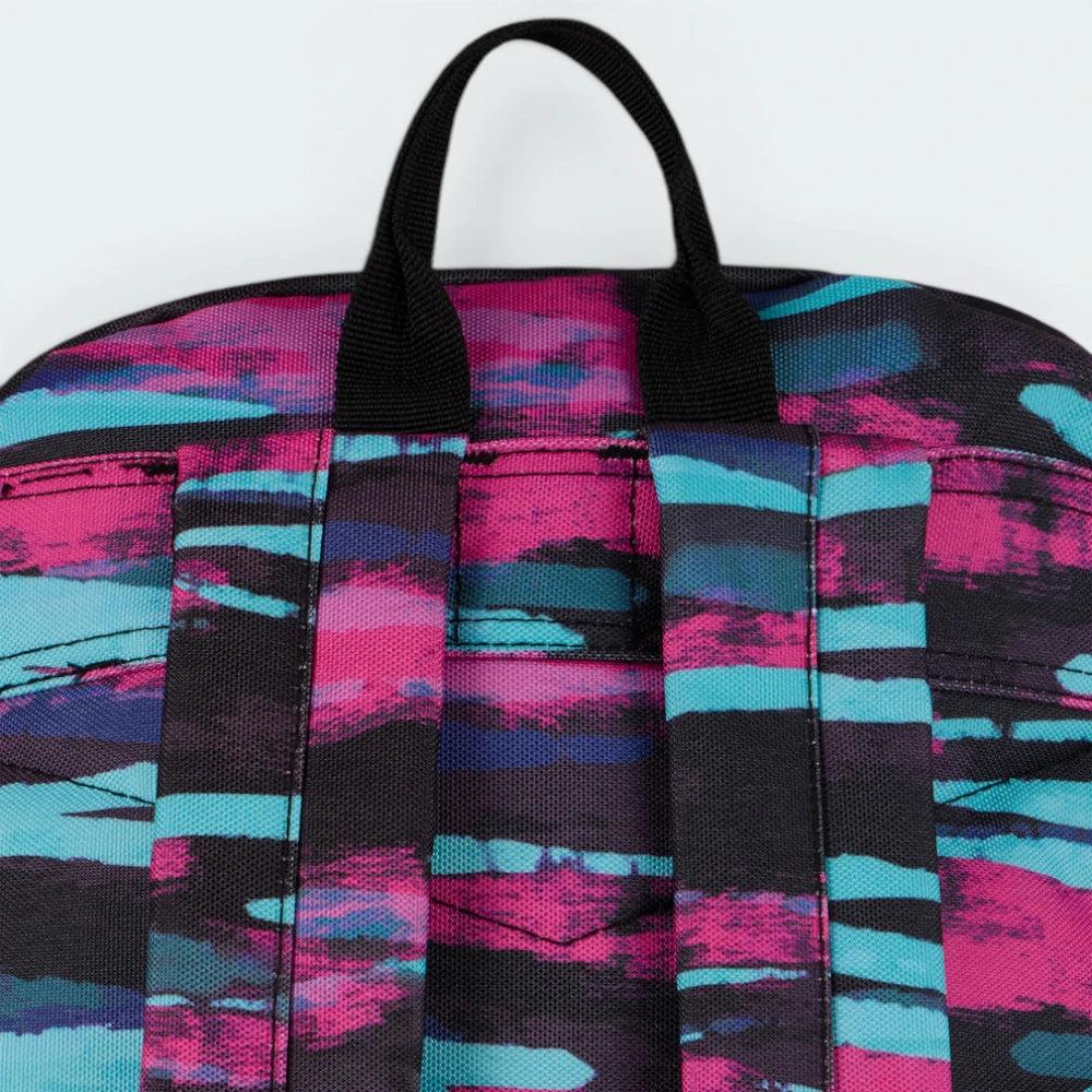 Focuses on the padded back panel and the professional webbing grab handle.