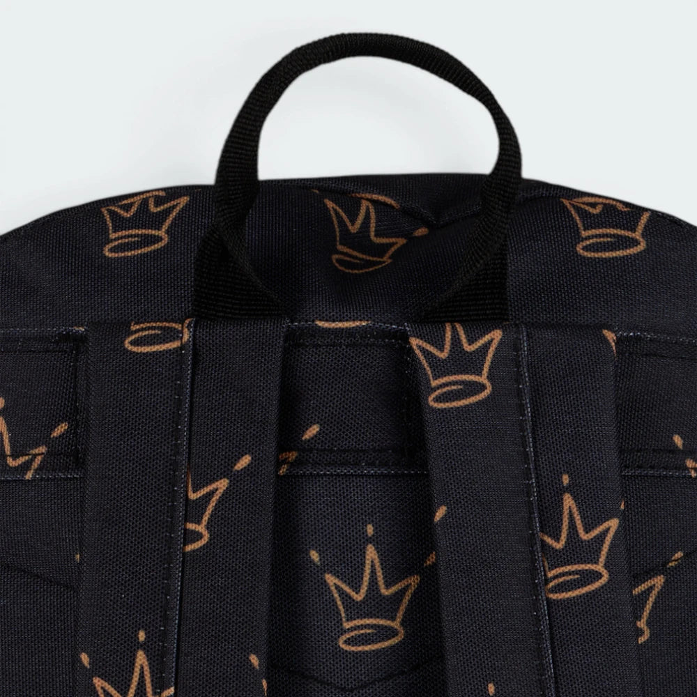Focuses on the padded back panel and the professional webbing grab handle.