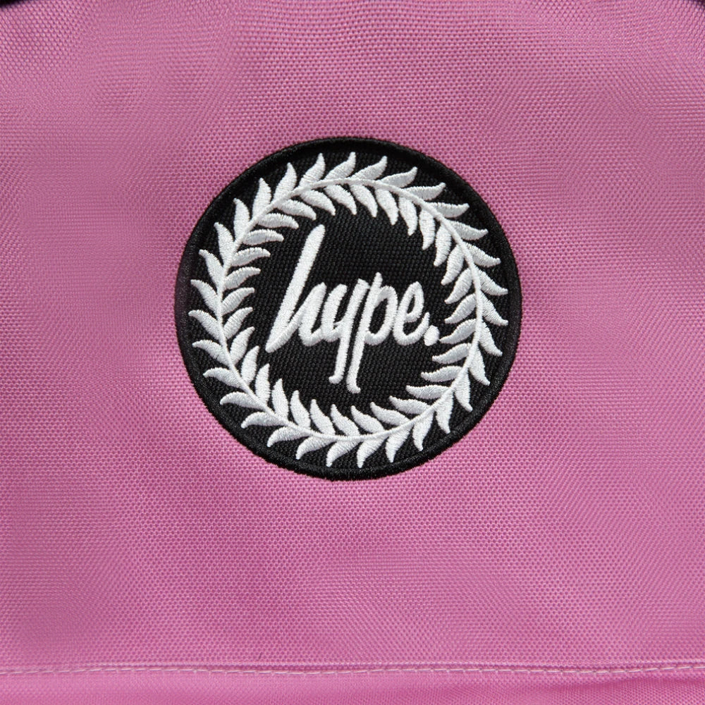 Details the high-definition embroidery and the polyester fabric