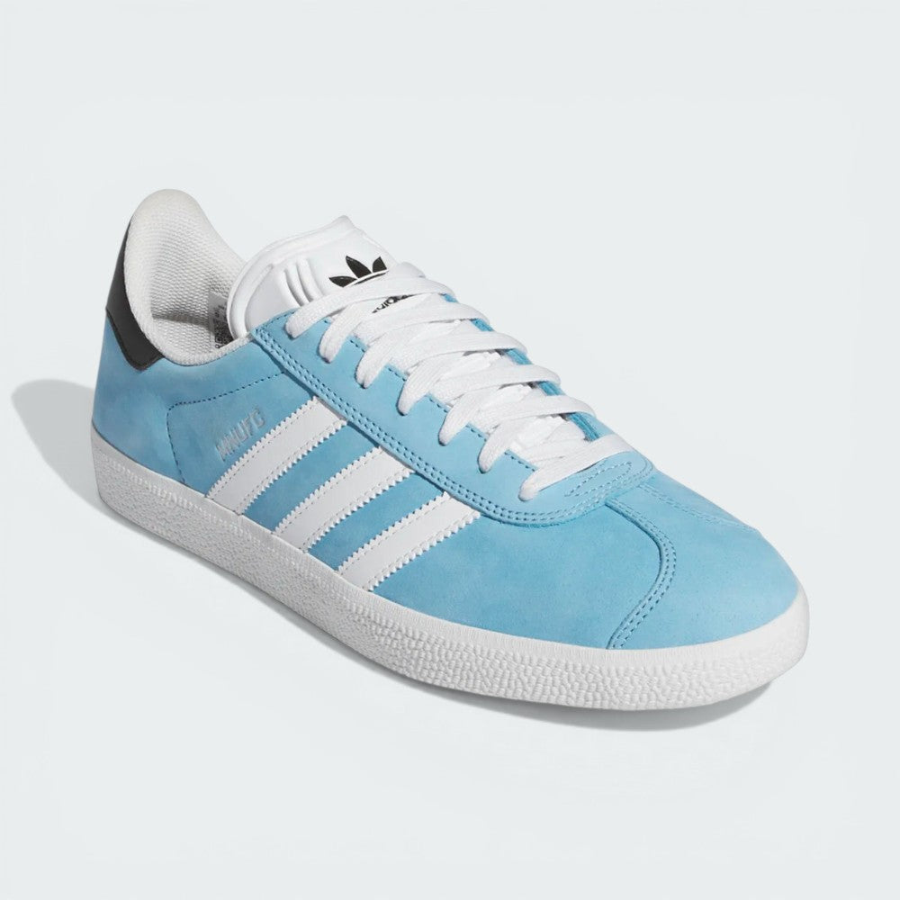 Emphasising the double-layered toe construction and the vibrant blue-on-white colour blocking.