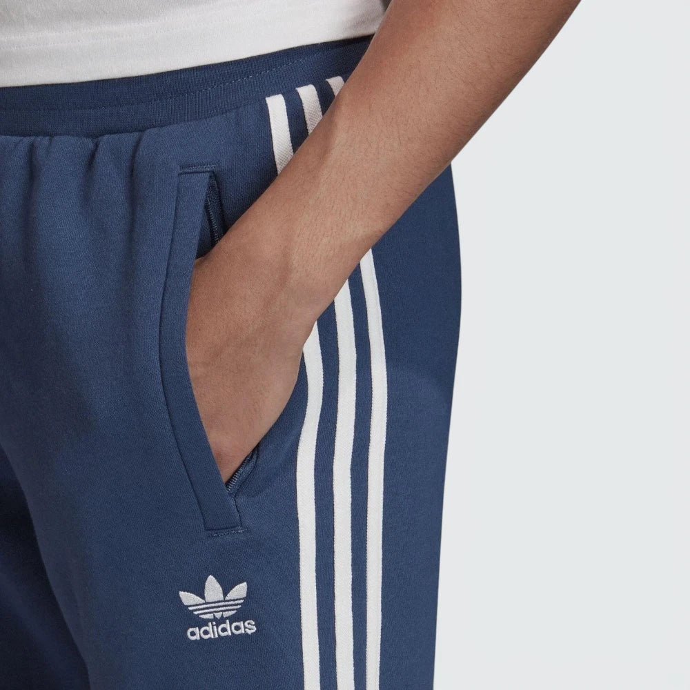 Highlights the "unreal" finish of the embroidered branding and the stable waistband.