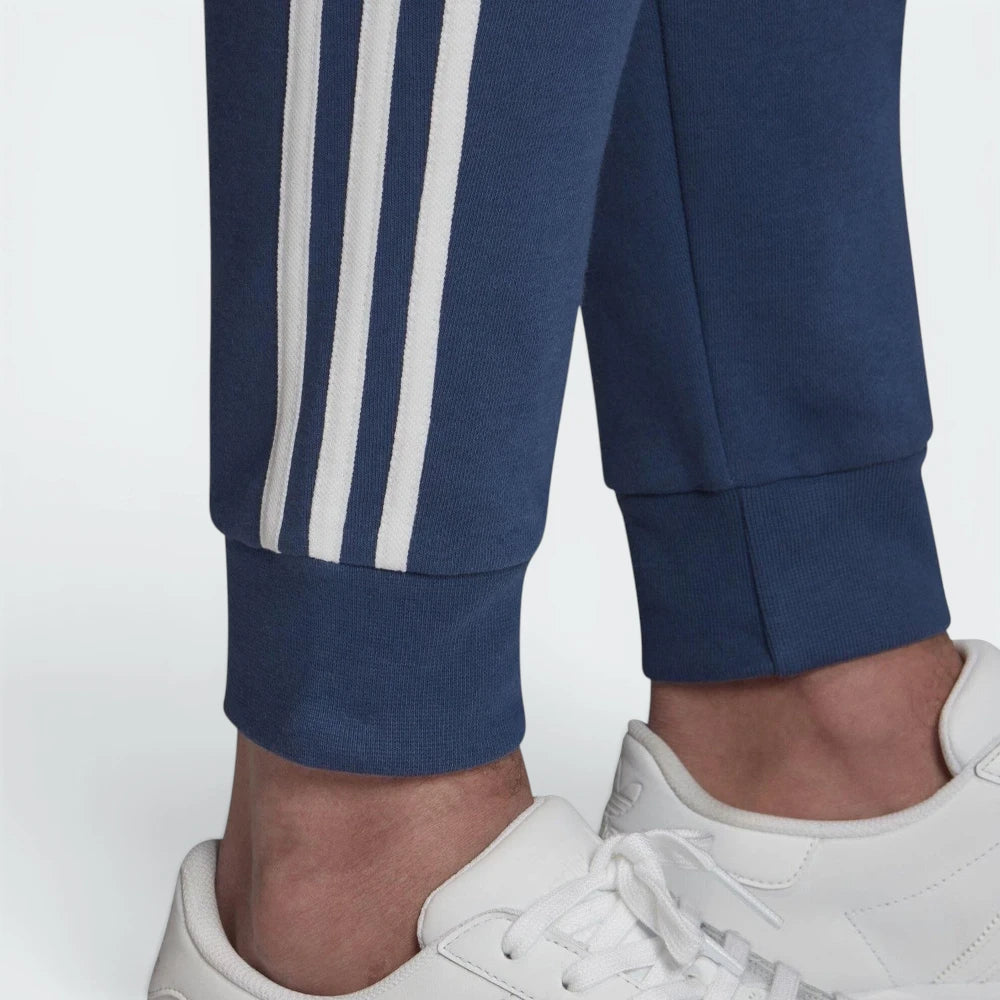 Displays the technical ribbed ankles designed for unreal fit retention.