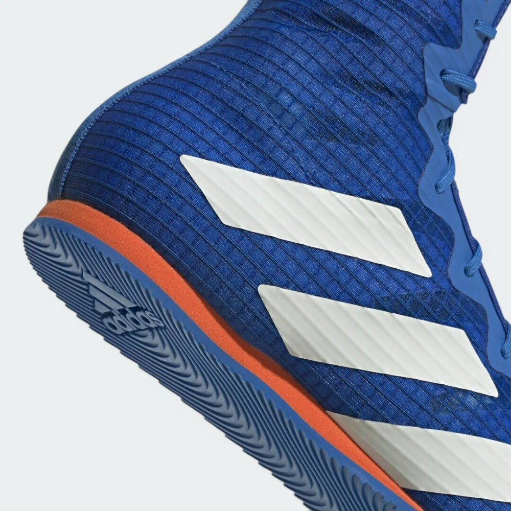 Highlights the "unreal" thin construction of the EVA midsole and the stable rubber construction.