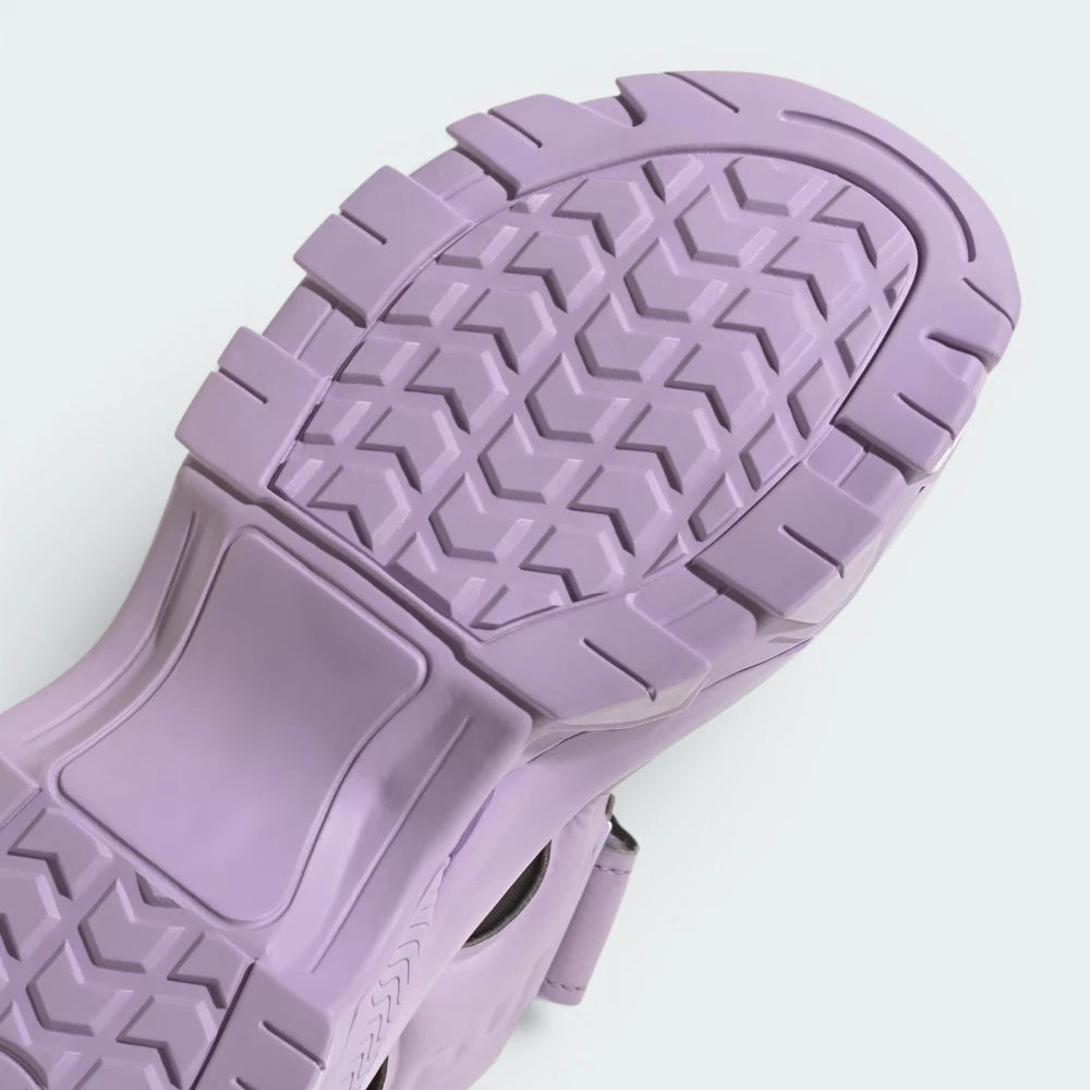 Highlights the "unreal" structural density of the EVA tooling and its stable, single-unit integration with the footbed.
