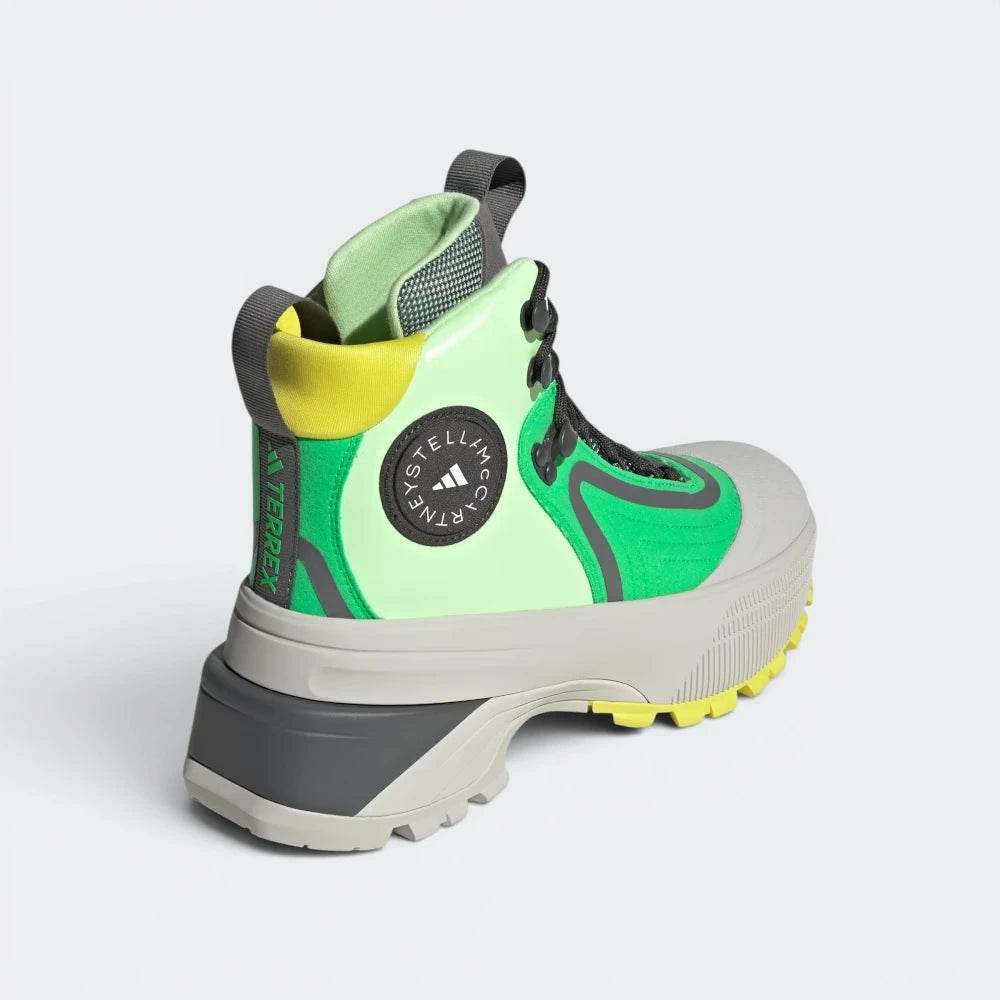 Focuses on the reinforced heel cup structure and the clean finish of the protective winter collar panels.