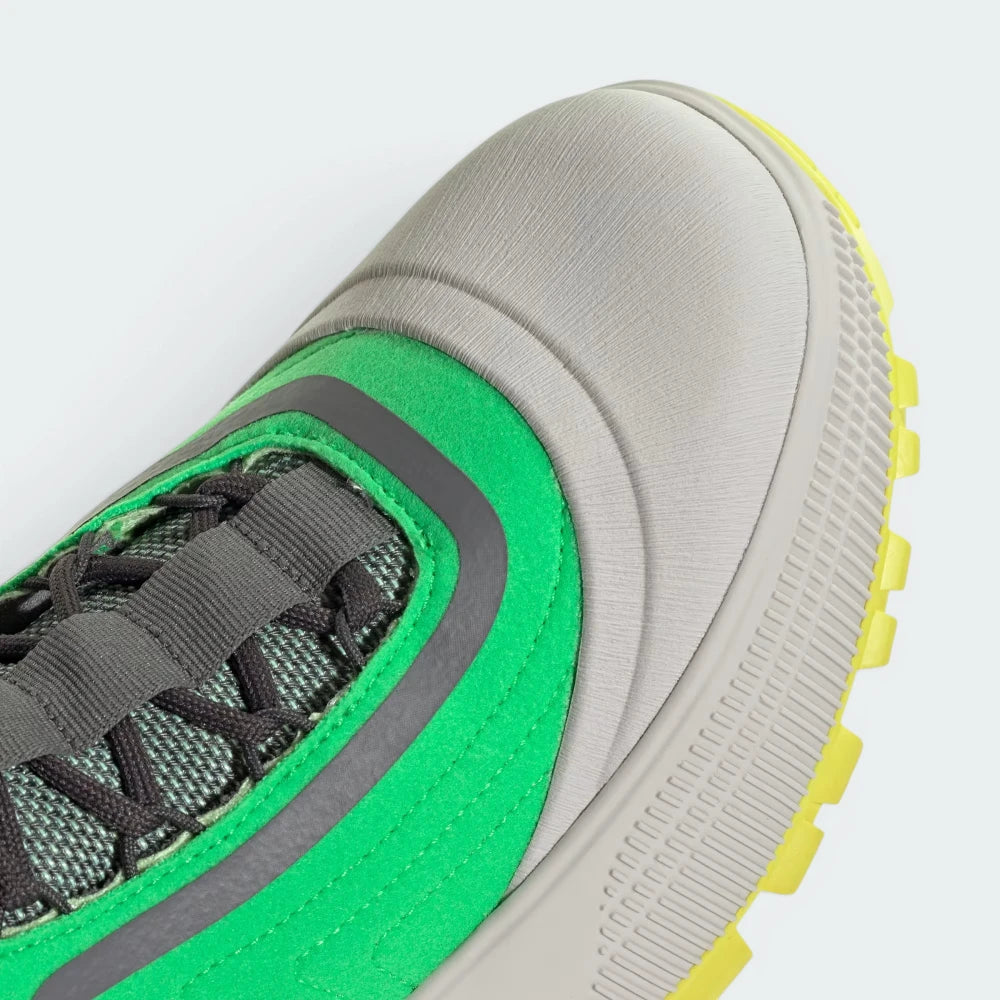 Details the high-definition water-repellent toe bumper guard and the precision eyelet engineering.