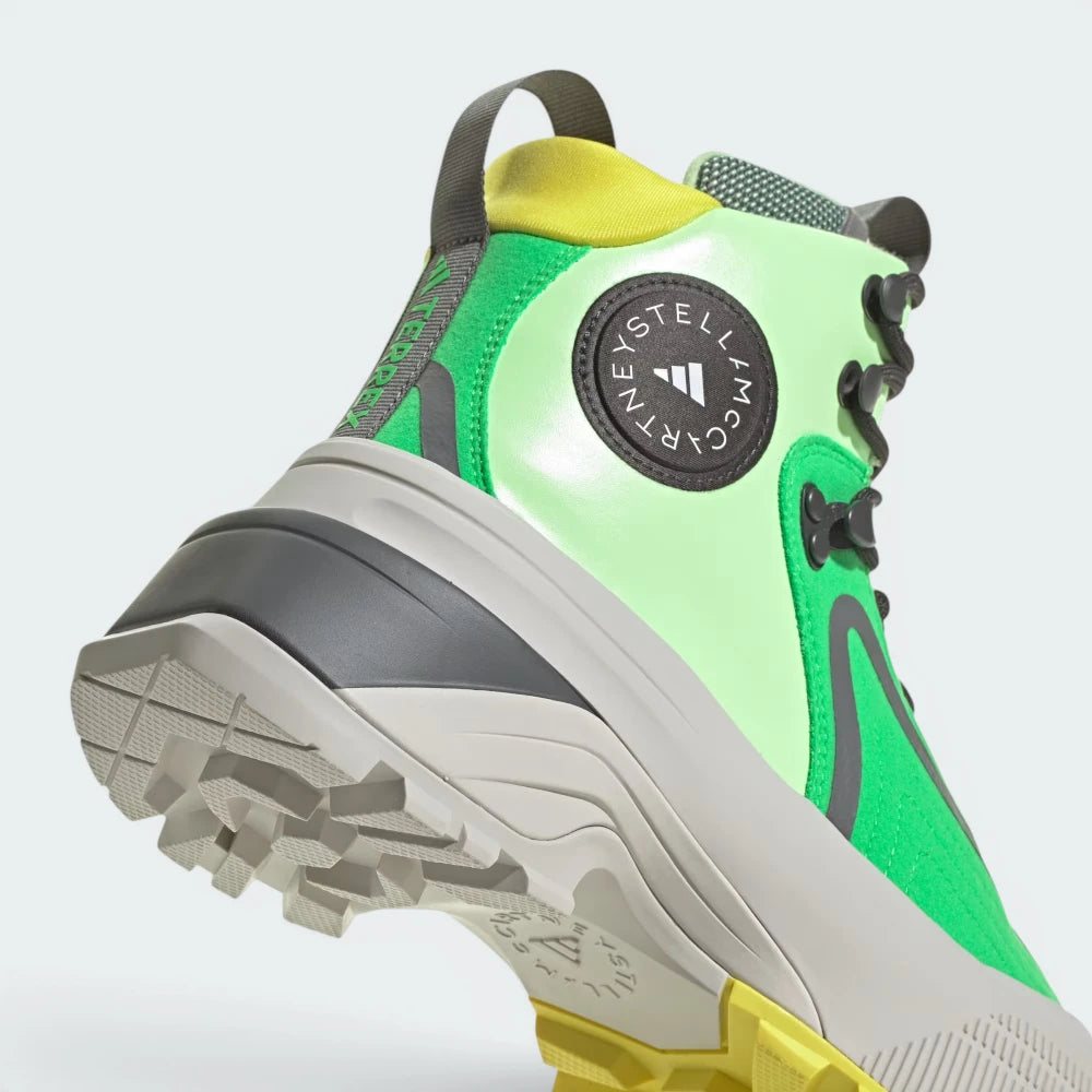 Highlights the "unreal" speckled finish of the 10% recycled EVA midsole block and the stable grounding of the lower rubber lugs.