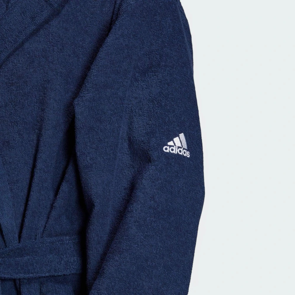 Highlights the "unreal" finish of the double-needle sleeve cuff stitching and the stable, durable material construction.