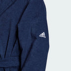 Highlights the "unreal" finish of the double-needle sleeve cuff stitching and the stable, durable material construction.