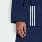 Details the high-definition perimeter stitching on the deep front pockets and the premium texture of the cotton fabric.