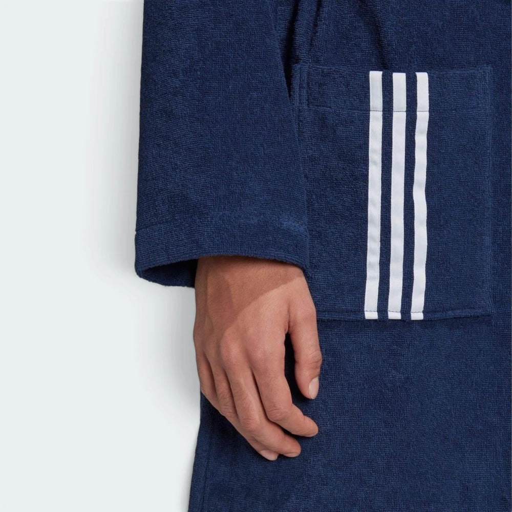 Details the high-definition perimeter stitching on the deep front pockets and the premium texture of the cotton fabric.