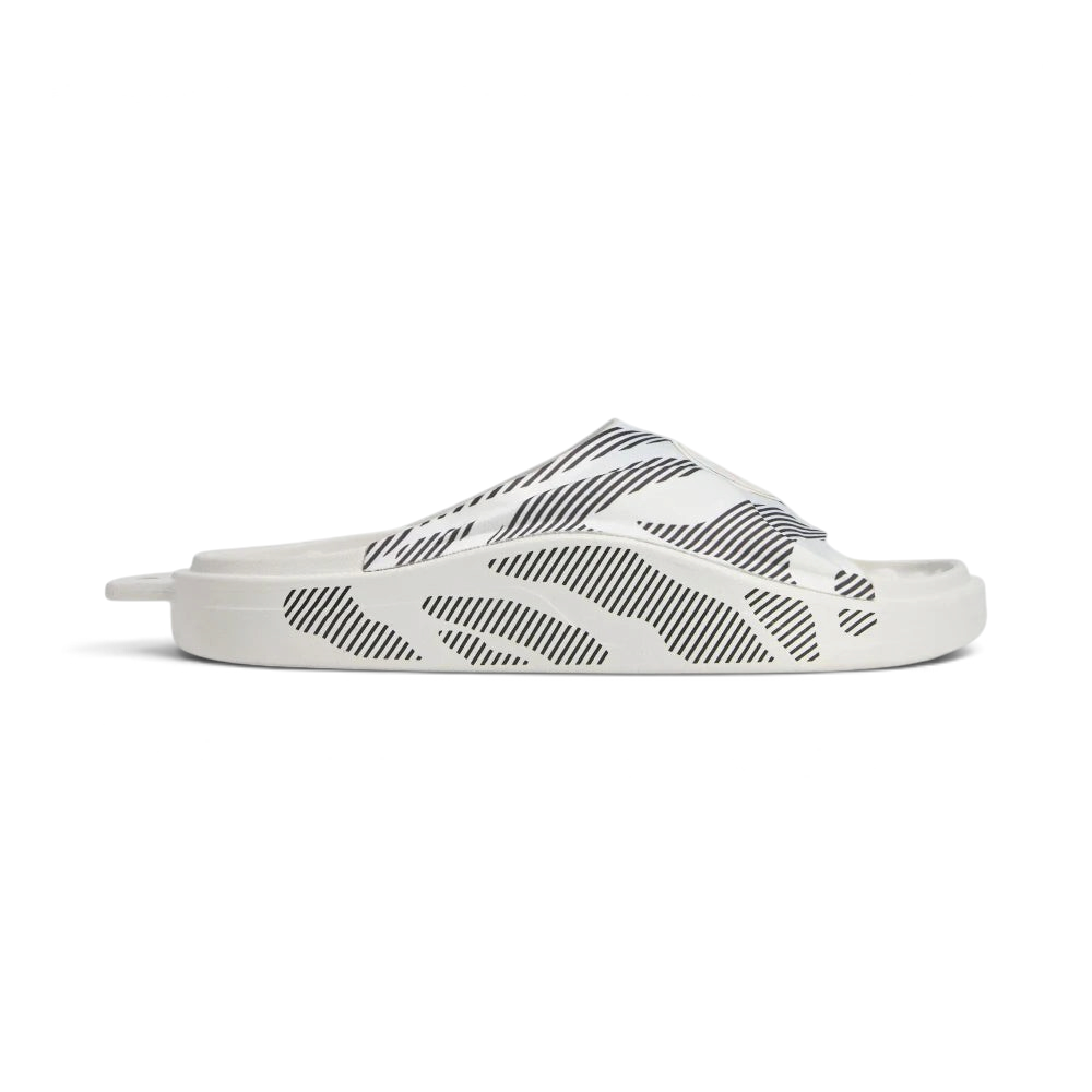 The ultra-lightweight, flexible synthetic build helps you maintain a high "comfort stat" while relaxing.