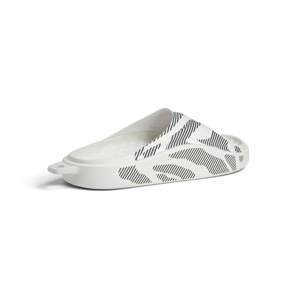 Focuses on the contoured heel cup moulding designed to ensure a secure, stable and supportive stride.