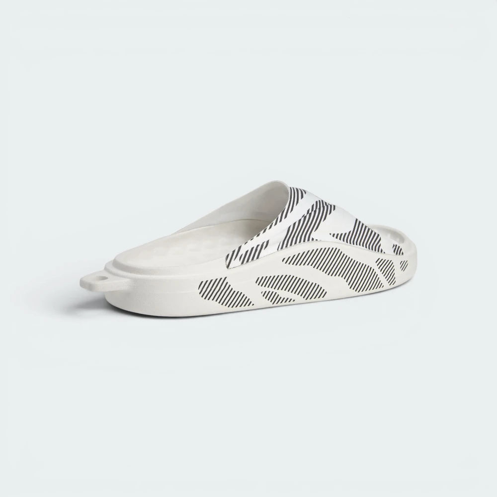 Focuses on the contoured heel cup moulding designed to ensure a secure, stable and supportive stride.