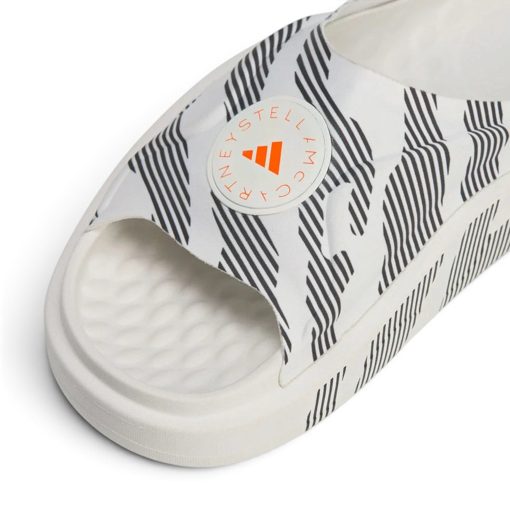 Details the high-definition premium stitching along the fabric edges and the clean finish of the open toe box.