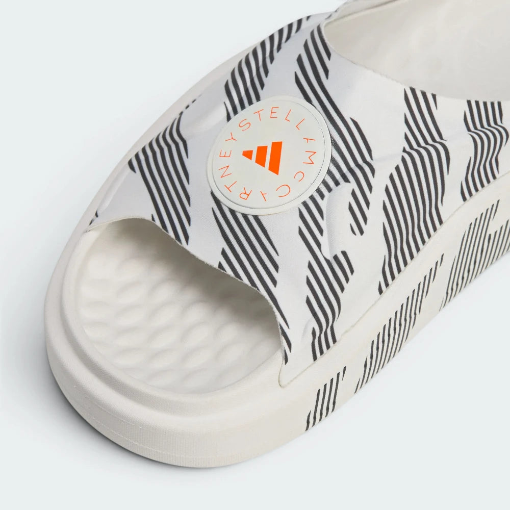 Details the high-definition premium stitching along the fabric edges and the clean finish of the open toe box.