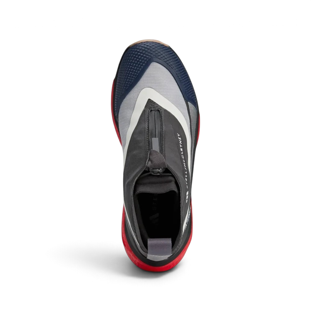 Focuses on the locked-in entry collar and the clean layout of the Black/White/Cream waterproof upper.