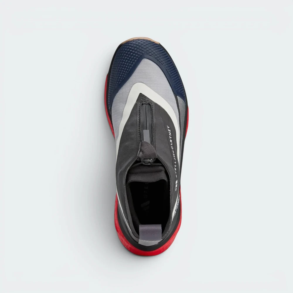 Focuses on the locked-in entry collar and the clean layout of the Black/White/Cream waterproof upper.